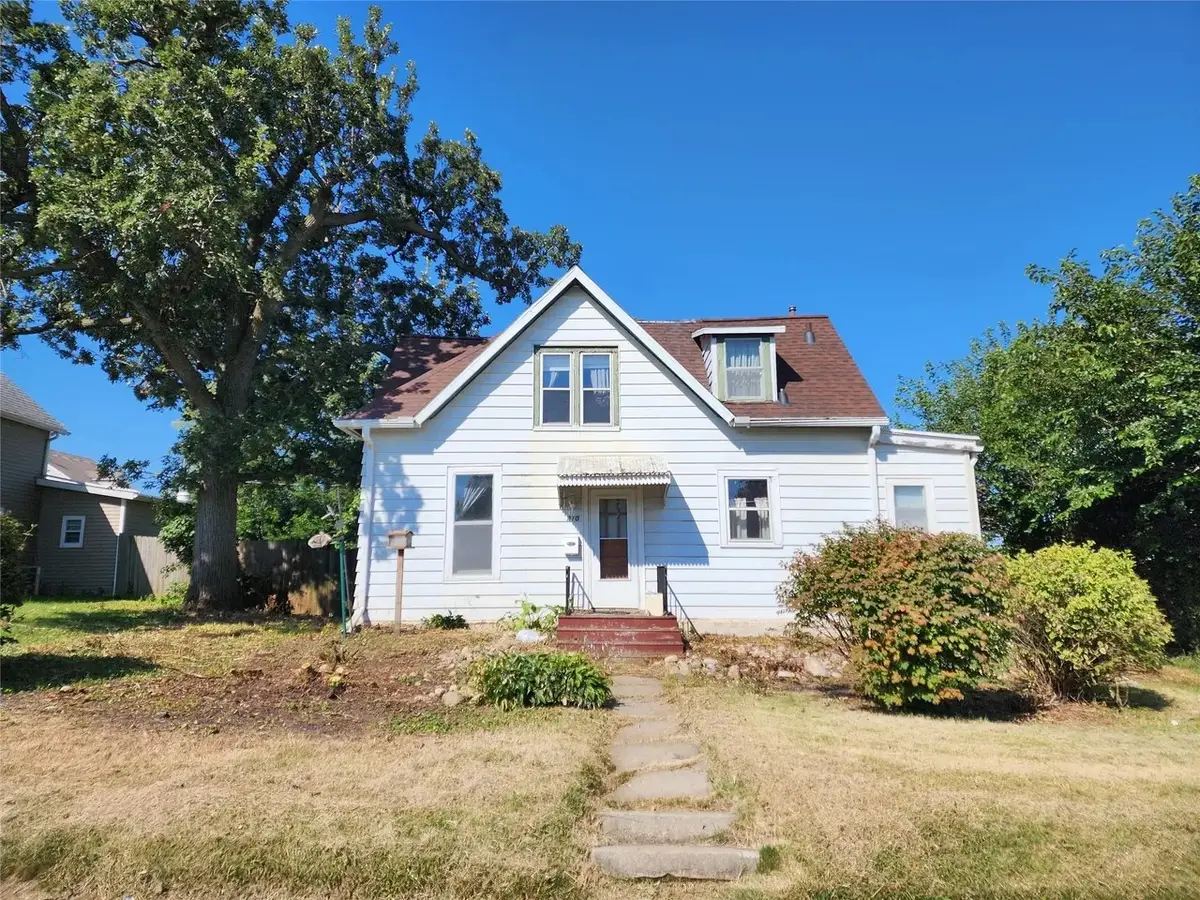 210 N 4th Avenue, Marshalltown, IA 50158 - #1