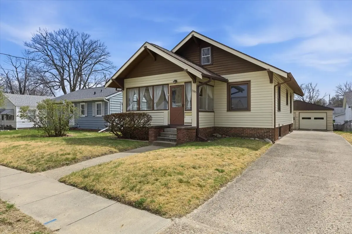 1305 E Oak Park Avenue, Des Moines, IA 50316 - #1