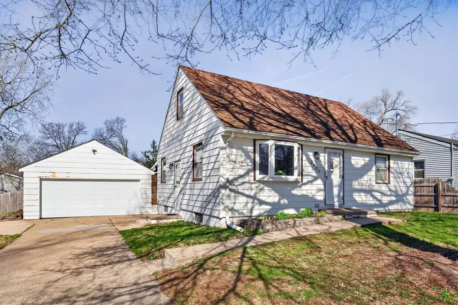 2400 E 39th Court, Des Moines, IA 50317 - #2