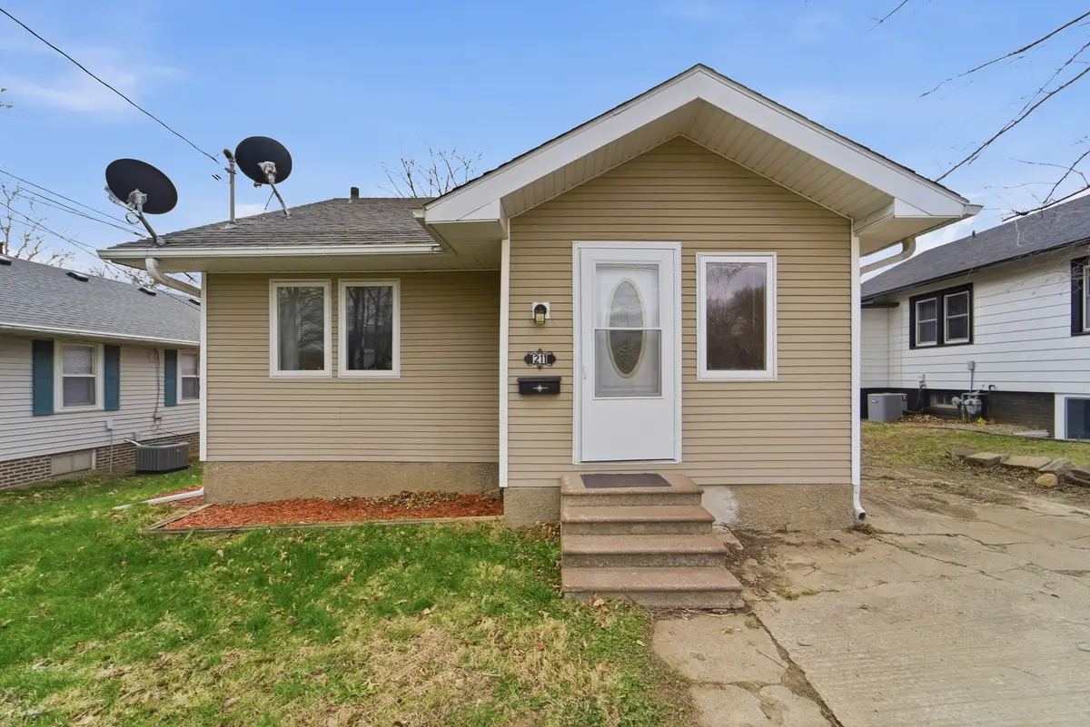 211 W 10th Street S, Newton, IA 50208 - #1