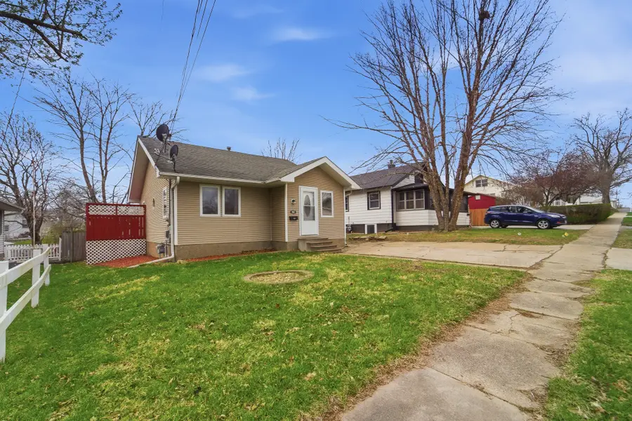 211 W 10th Street S, Newton, IA 50208 - #3