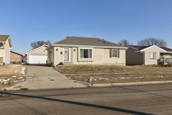 2024 N 4th Avenue E, Newton, IA 50208