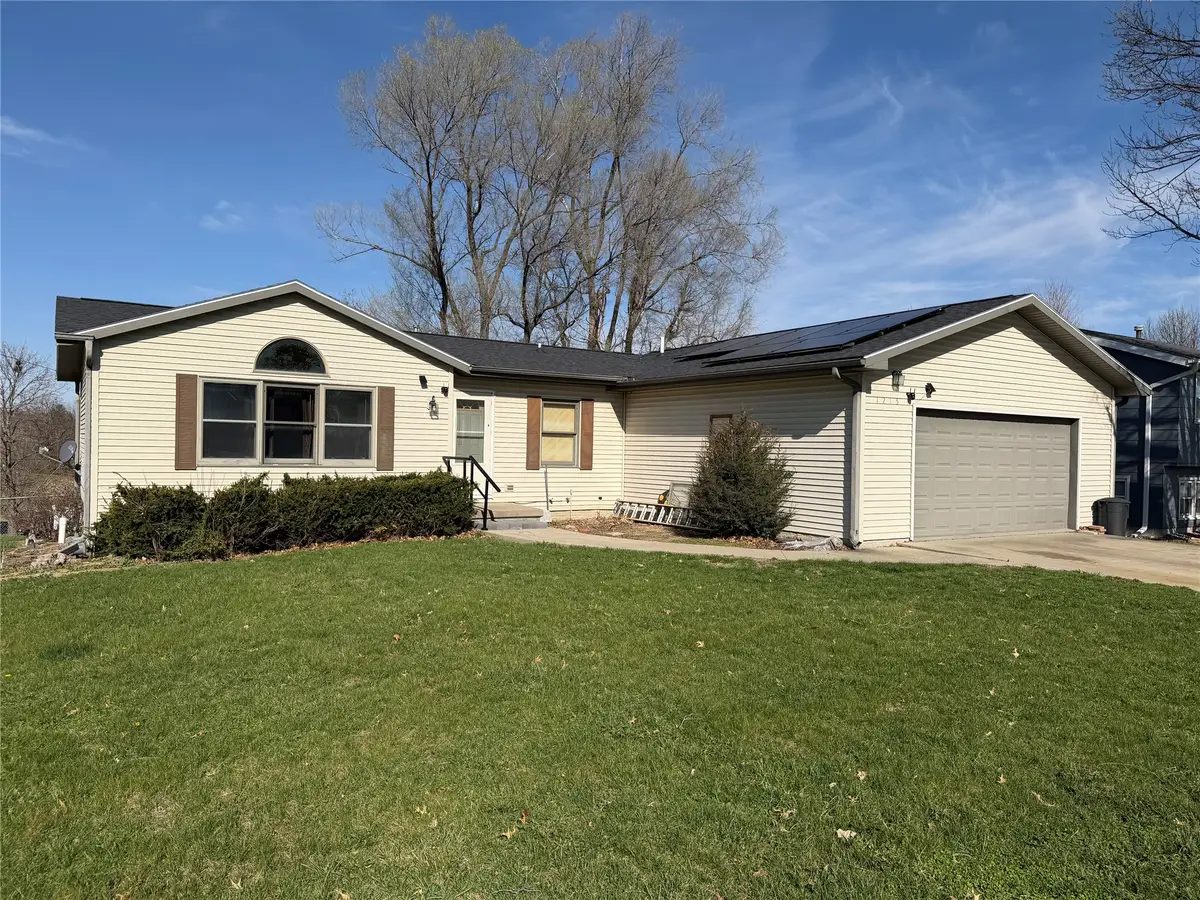 1215 E 8th Street S, Newton, IA 50208 - #1