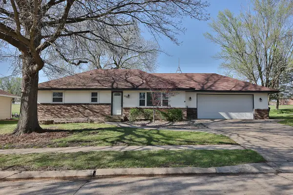 908 Brentwood Drive, Pella, IA 50219