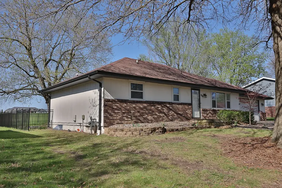 908 Brentwood Drive, Pella, IA 50219 - #3