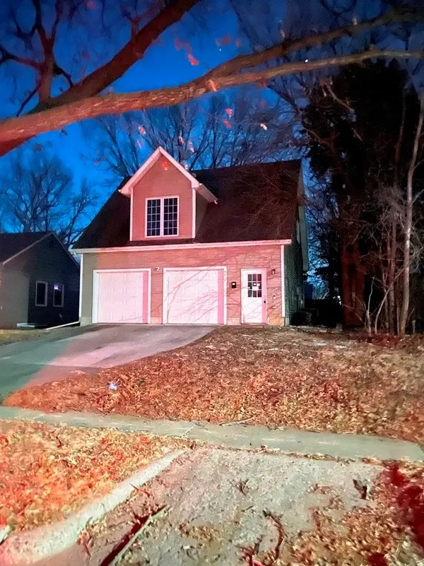 4017 Cambridge Street, Des Moines, IA 50313