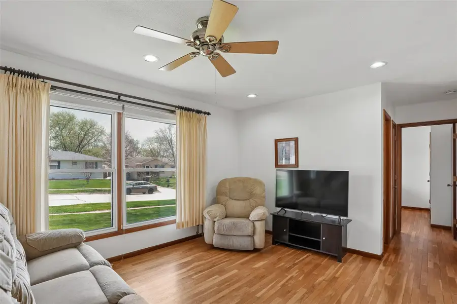 4512 SE 6th Street, Des Moines, IA 50315 - #3