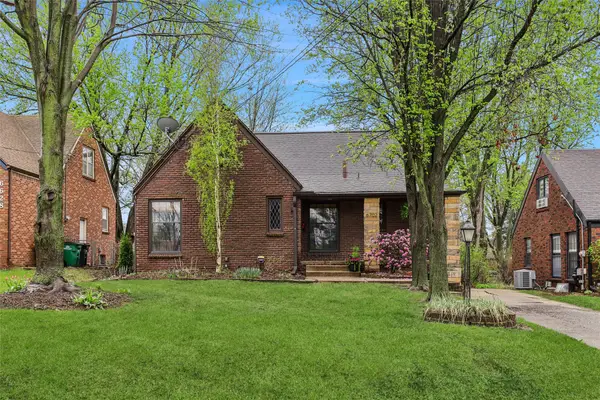 6702 Forest Court, Windsor Heights, IA 50324