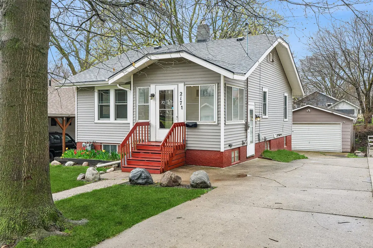 217 W 10th Street S, Newton, IA 50208 - #1