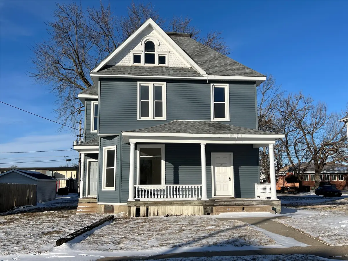 412 S 2nd Avenue E, Newton, IA 50208 - #1
