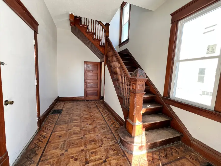 412 S 2nd Avenue E, Newton, IA 50208 - #2