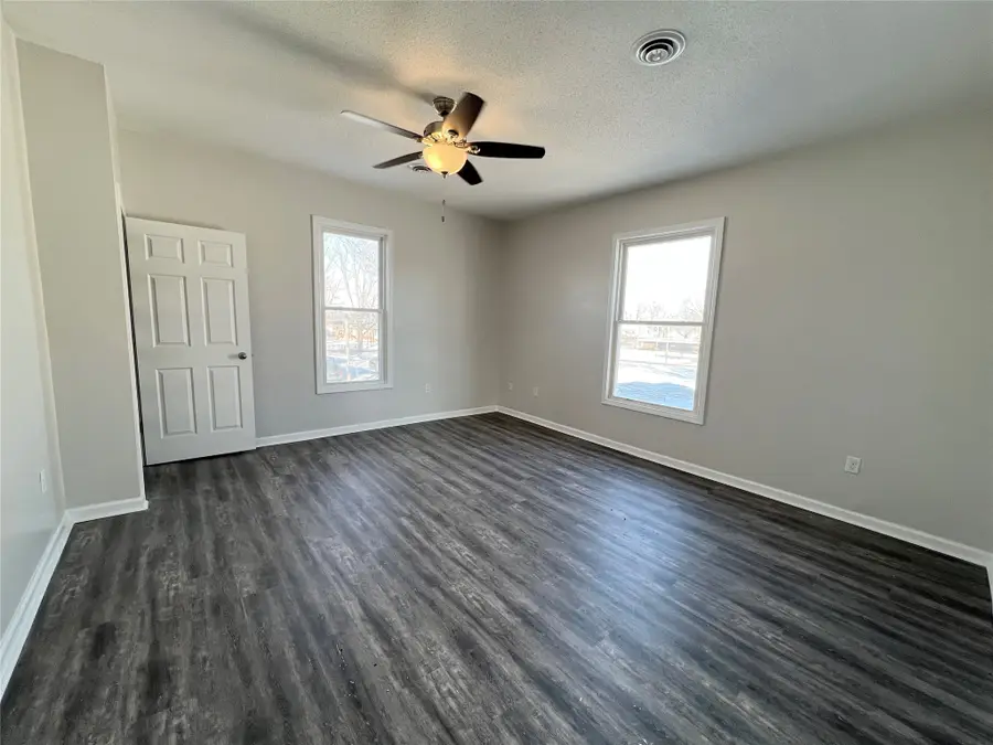 412 S 2nd Avenue E, Newton, IA 50208 - #3