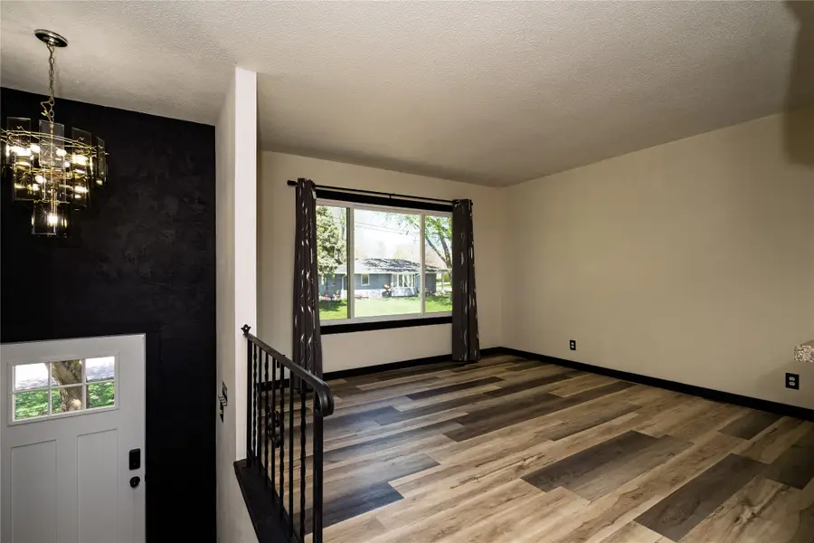 2415 N 2nd Avenue E, Newton, IA 50208 - #2