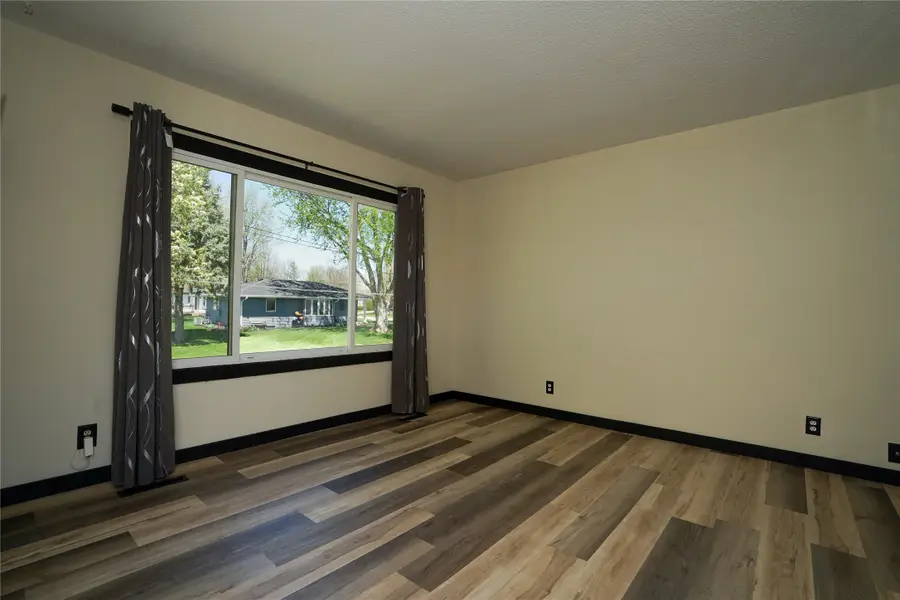 2415 N 2nd Avenue E, Newton, IA 50208 - #3