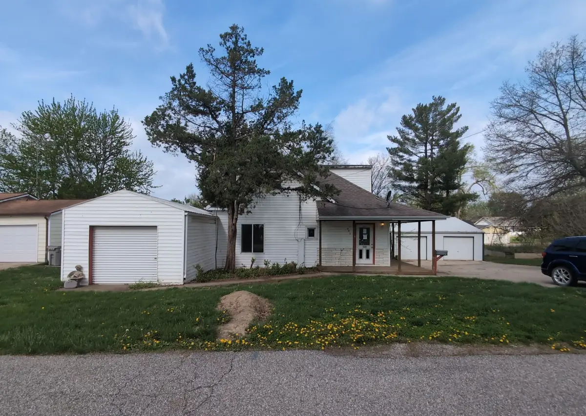 421 S 8th Street, Albia, IA 52531 - #1