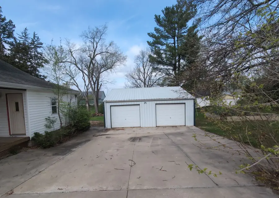 421 S 8th Street, Albia, IA 52531 - #3