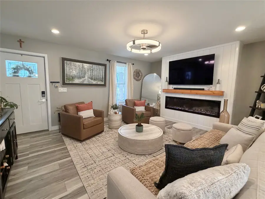 332 S 11th Avenue W, Newton, IA 50208 - #3