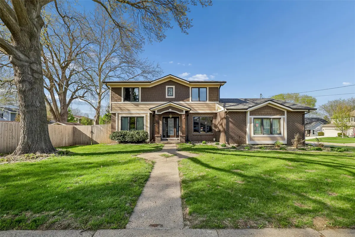 8201 Prairie Avenue, Urbandale, IA 50322 - #1