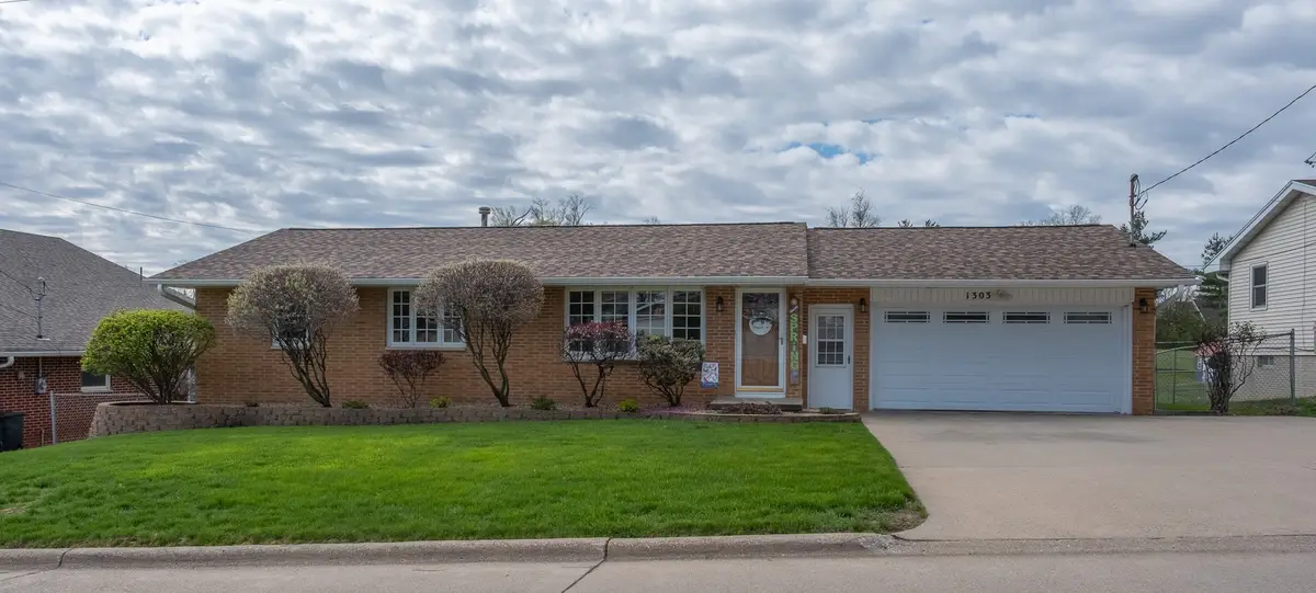 1303 S 6th Avenue E, Newton, IA 50208 - #1