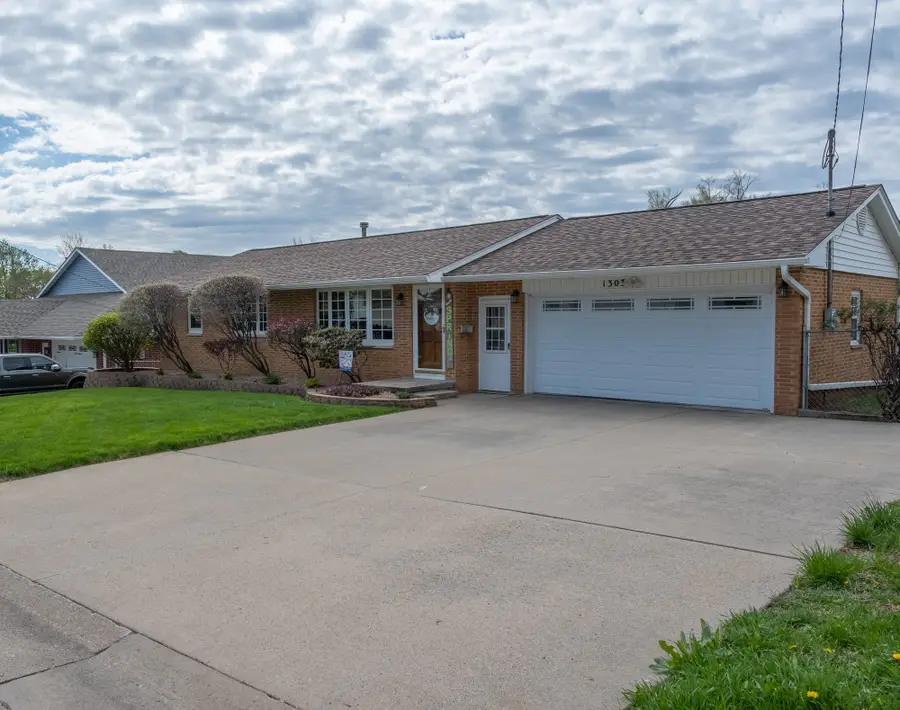 1303 S 6th Avenue E, Newton, IA 50208 - #2
