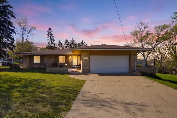 7402 Oak Brook Drive, Urbandale, IA 00000