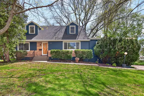 7018 Roseland Drive, Urbandale, IA 50322