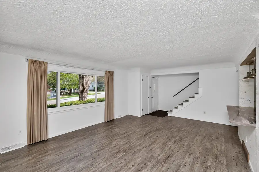 7018 Roseland Drive, Urbandale, IA 50322 - #2