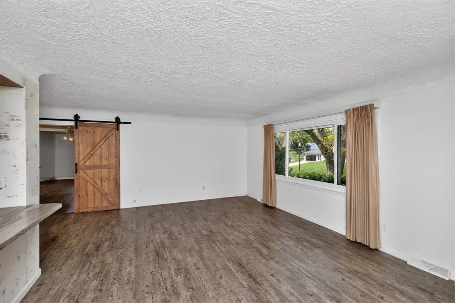 7018 Roseland Drive, Urbandale, IA 50322 - #3