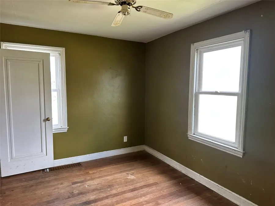 1005 E 10th Street S, Newton, IA 50208 - #3