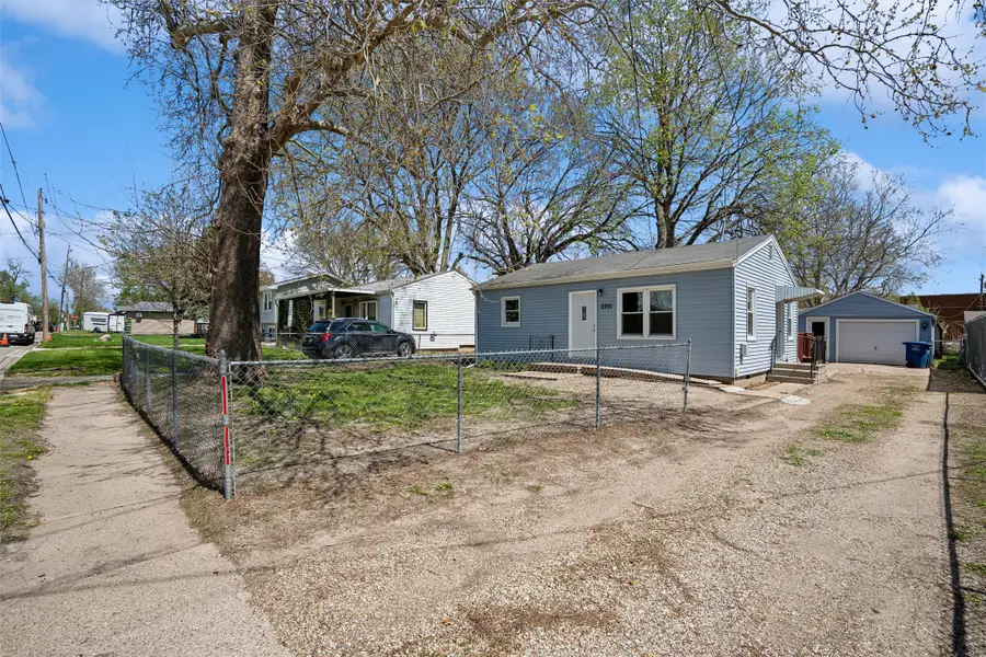 2201 E 38th Court, Des Moines, IA 50317 - #2