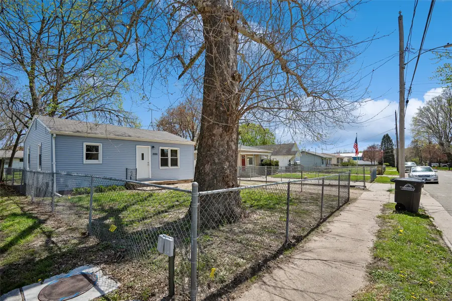 2201 E 38th Court, Des Moines, IA 50317 - #3