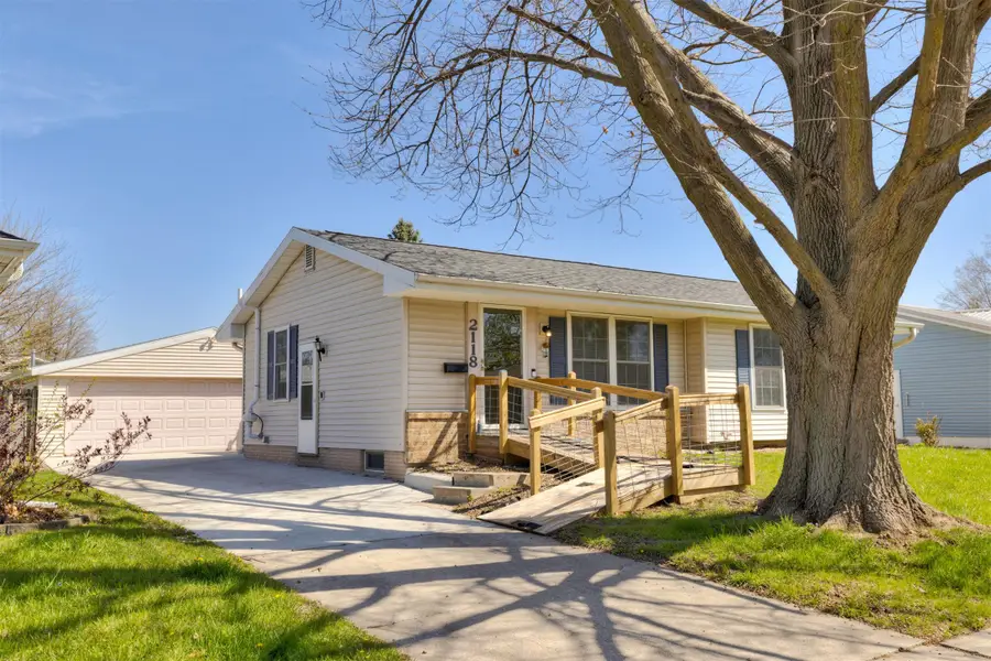 2118 N 4th Avenue E, Newton, IA 50208 - #2