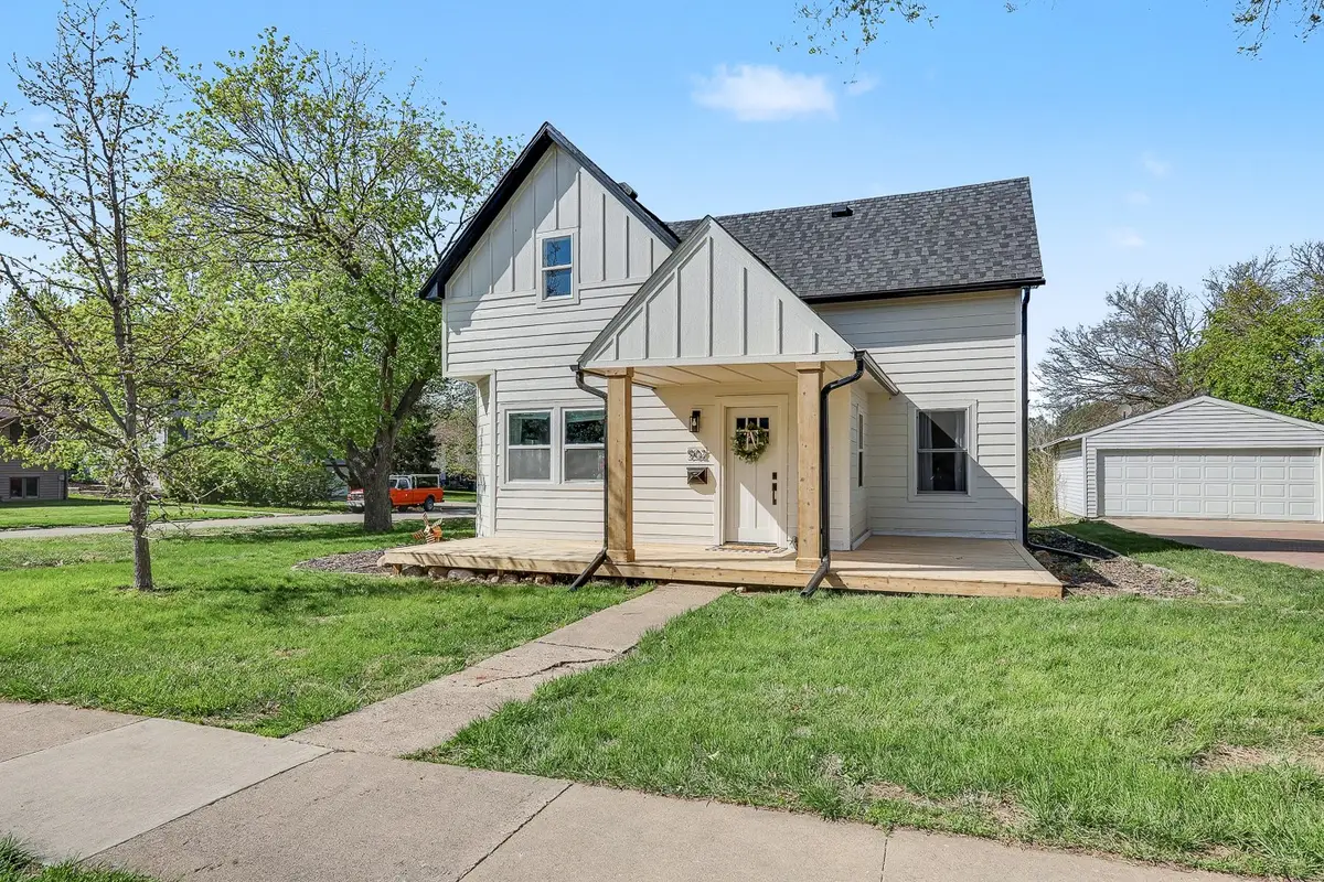902 Lincoln Street, Pella, IA 50219 - #1