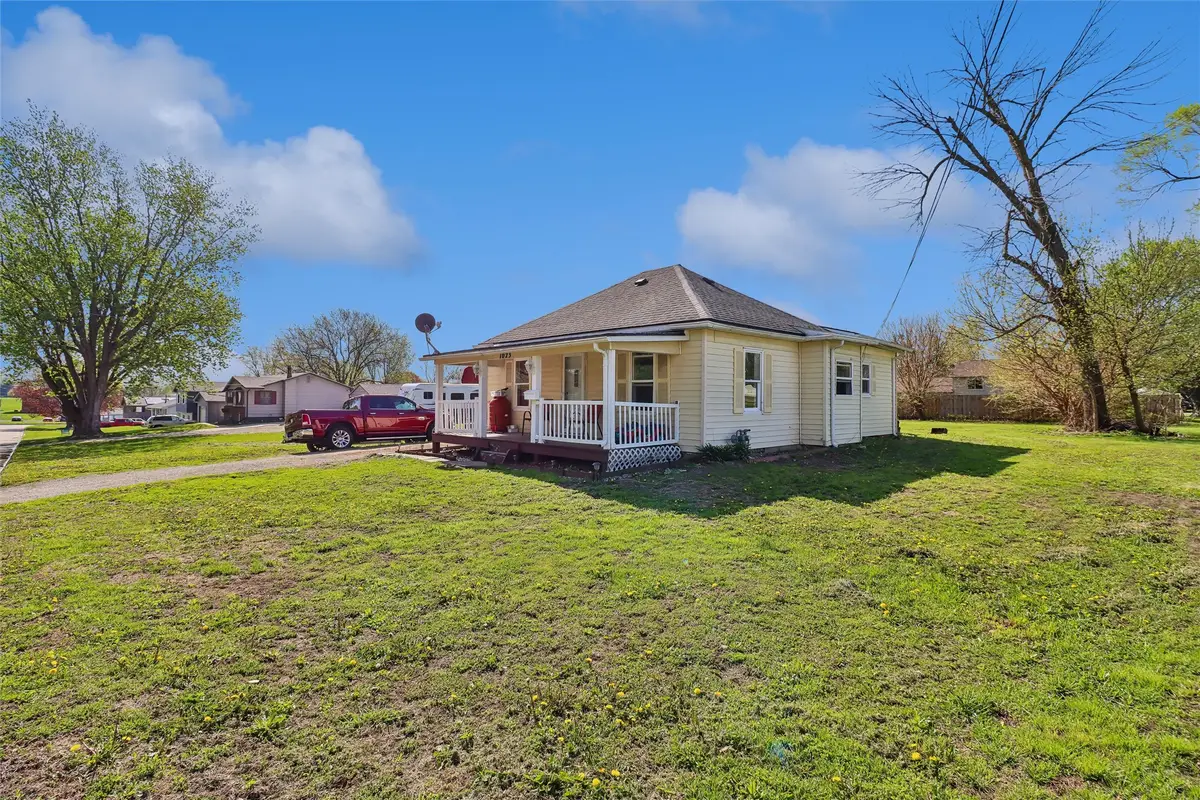 1023 N 10th Avenue E, Newton, IA 50208 - #1