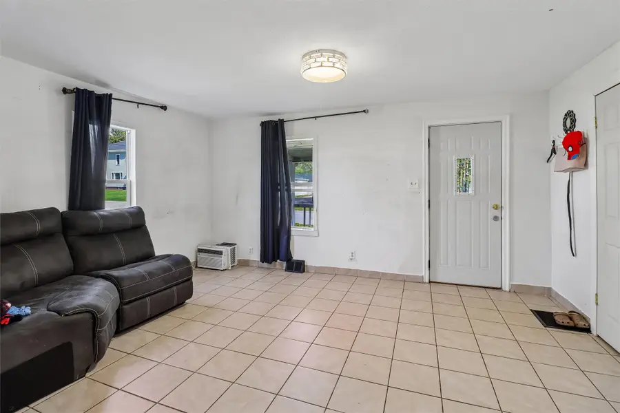 1023 N 10th Avenue E, Newton, IA 50208 - #3