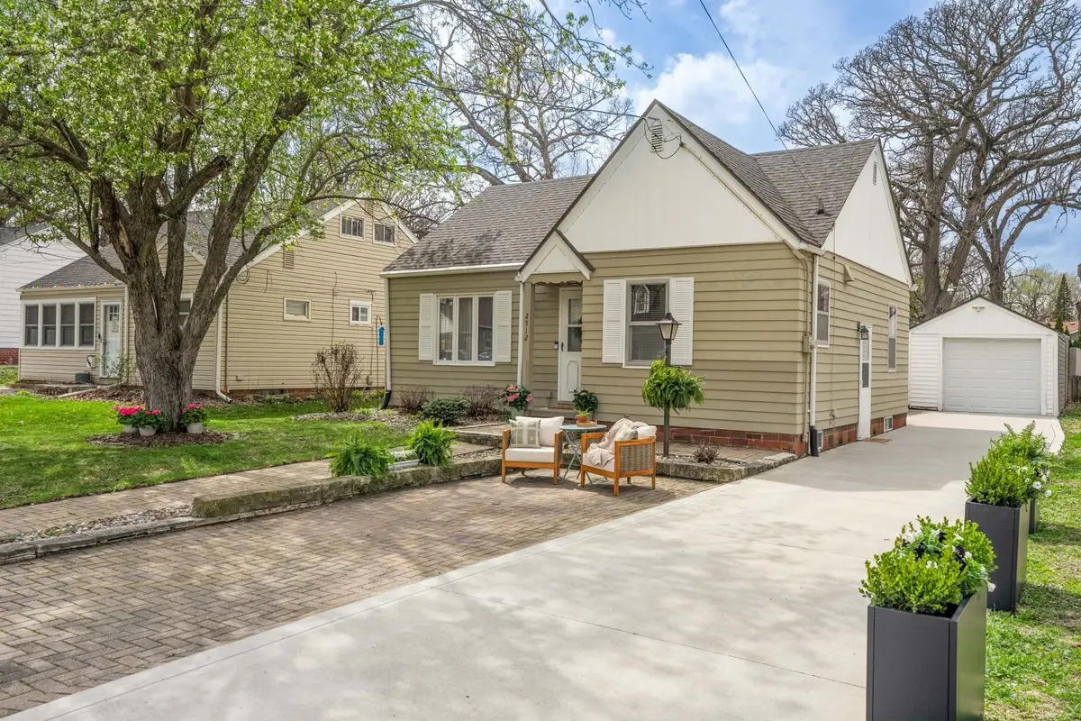 2512 33rd Street, Des Moines, IA 50310 - #1