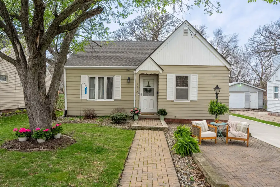 2512 33rd Street, Des Moines, IA 50310 - #2