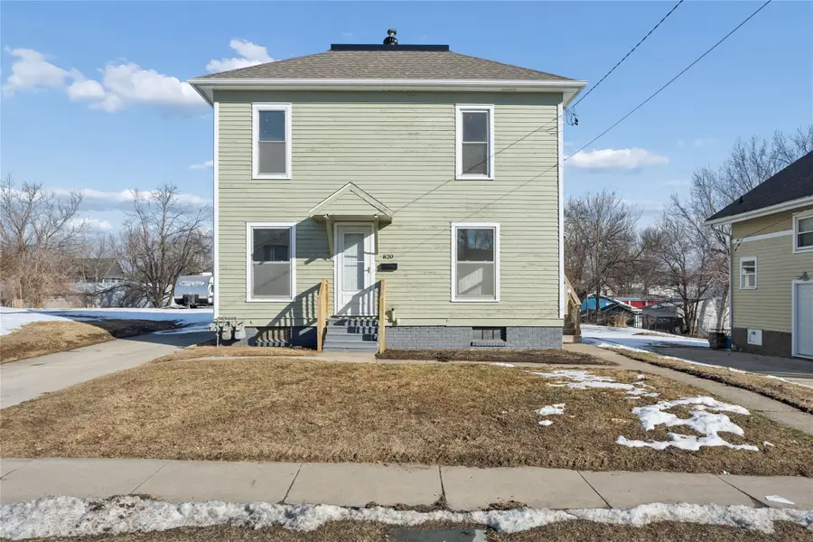 820 1st Avenue E, Newton, IA 50208 - #2