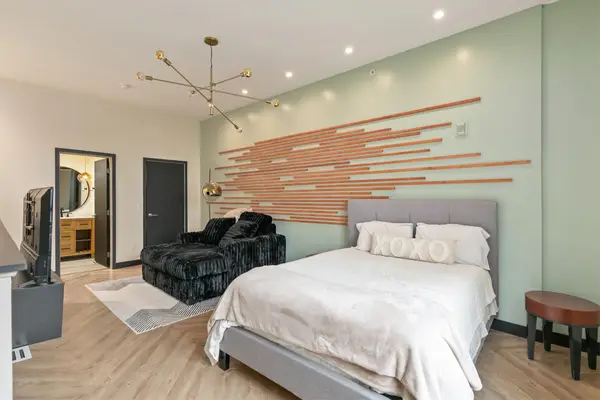 400 E Locust Street #102, Des Moines, IA 50309