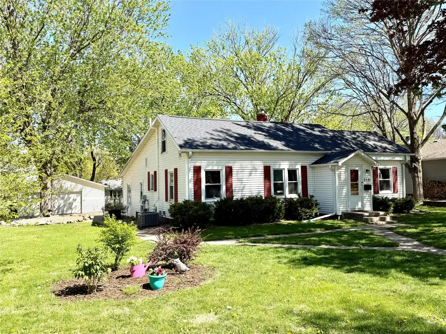 319 S 7th Avenue, Winterset, IA 50273 - #2