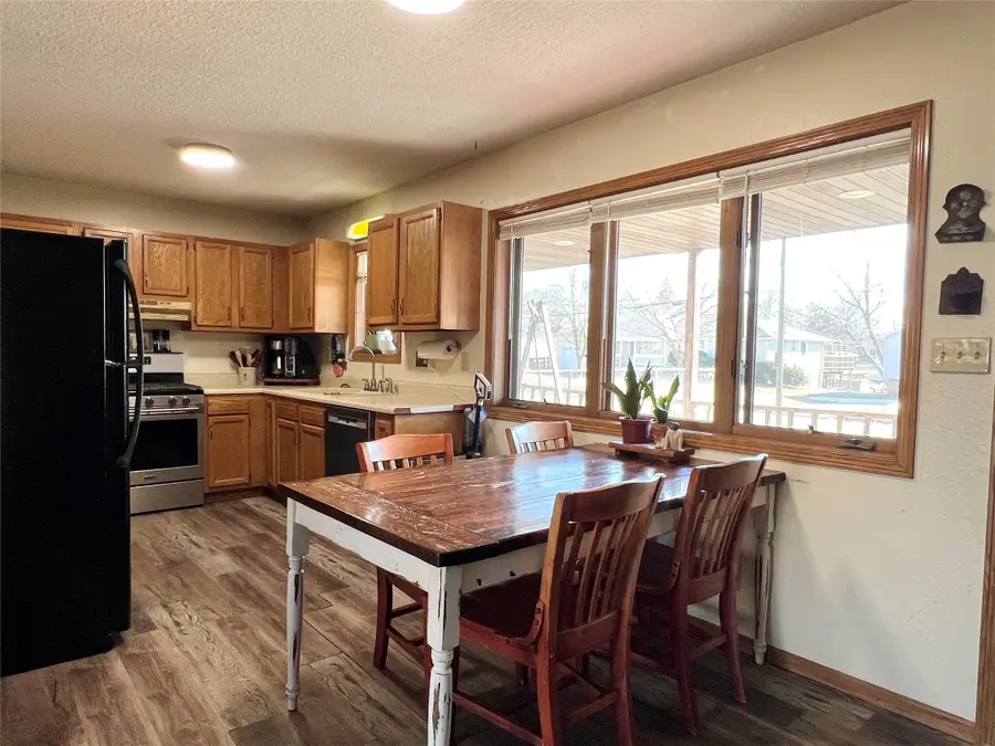 716 S 5th Avenue E, Newton, IA 50208 - #2