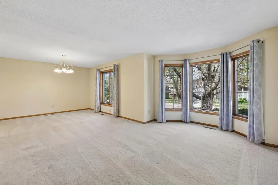 7016 Rocklyn Circle, Urbandale, IA 50322 - #3