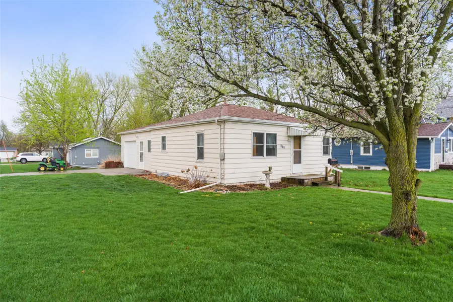 840 C Avenue, Nevada, IA 50201 - #3
