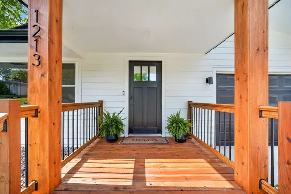 1213 W Clinton Avenue, Indianola, IA 50125