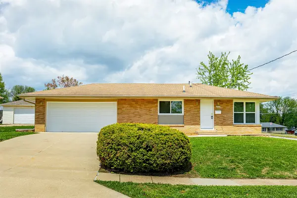 7201 Oak Brook Drive, Urbandale, IA 50322
