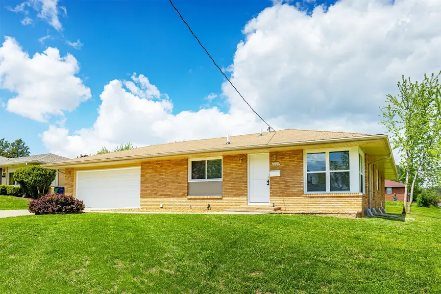 7201 Oak Brook Drive, Urbandale, IA 50322 - #2