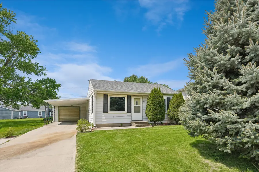 405 E 21st Street S, Newton, IA 50208 - #2