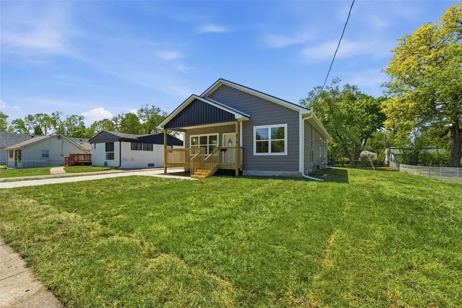 814 E 25th Court, Des Moines, IA 50317 - #2