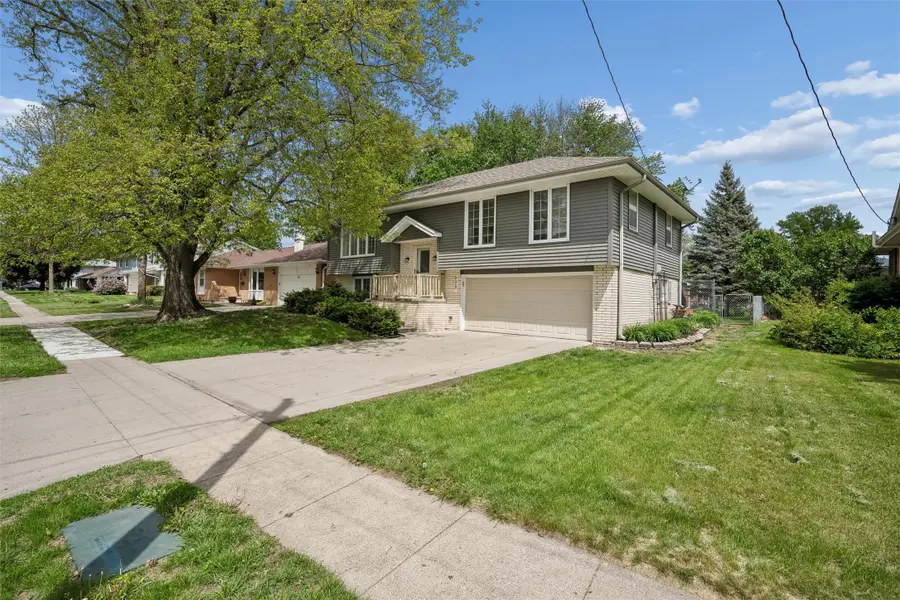 608 E 17th Street N, Newton, IA 50208 - #2