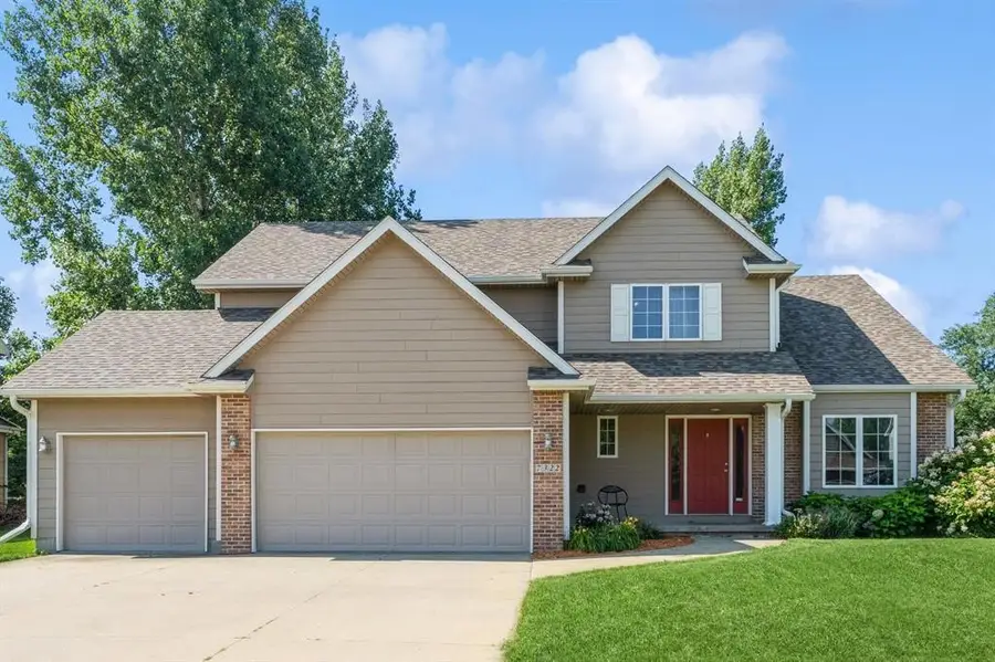 7322 Oakwood Drive, Urbandale, IA 50322 - #2